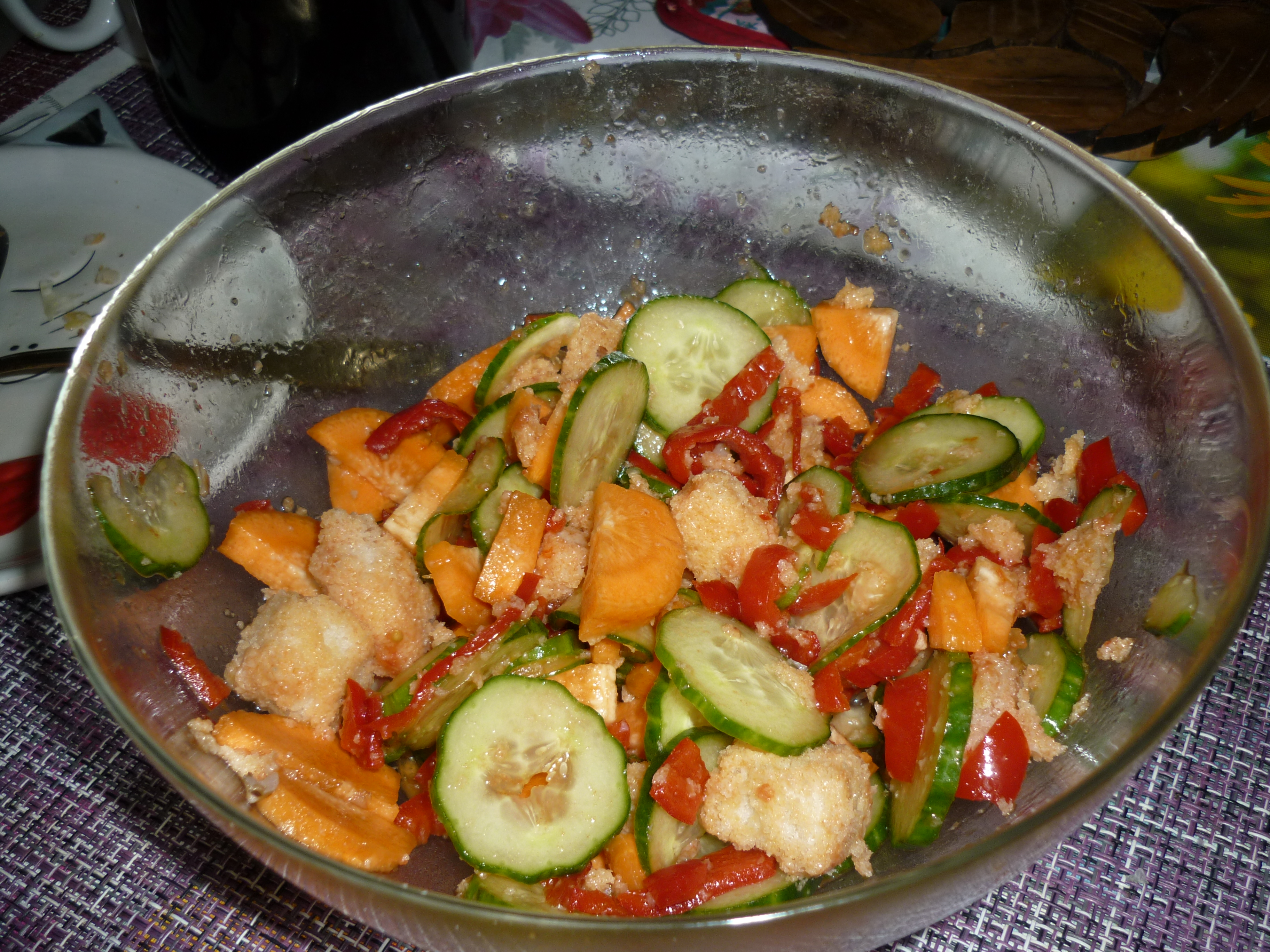 салат из огурца, перца, моркови, батона